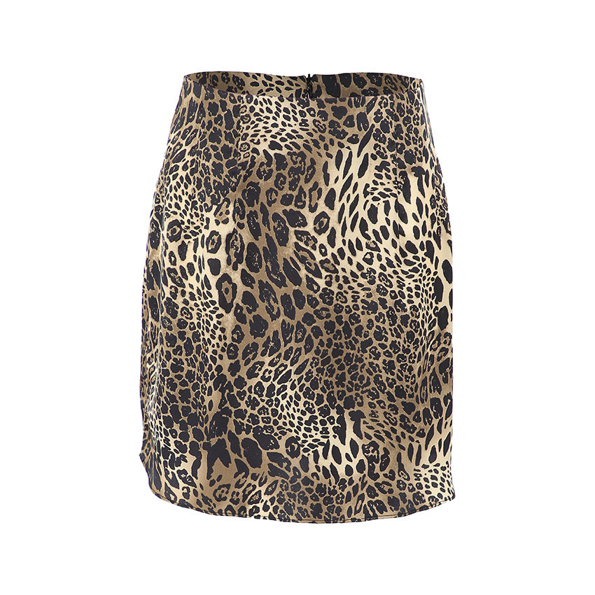 Dame miniskirt med elegant leopardmønster og figursyet snit Stilla