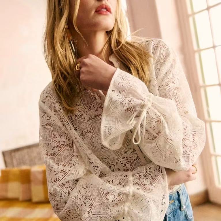 Dame spidsetop med elegante trompetærmer og fine detaljer Stilla