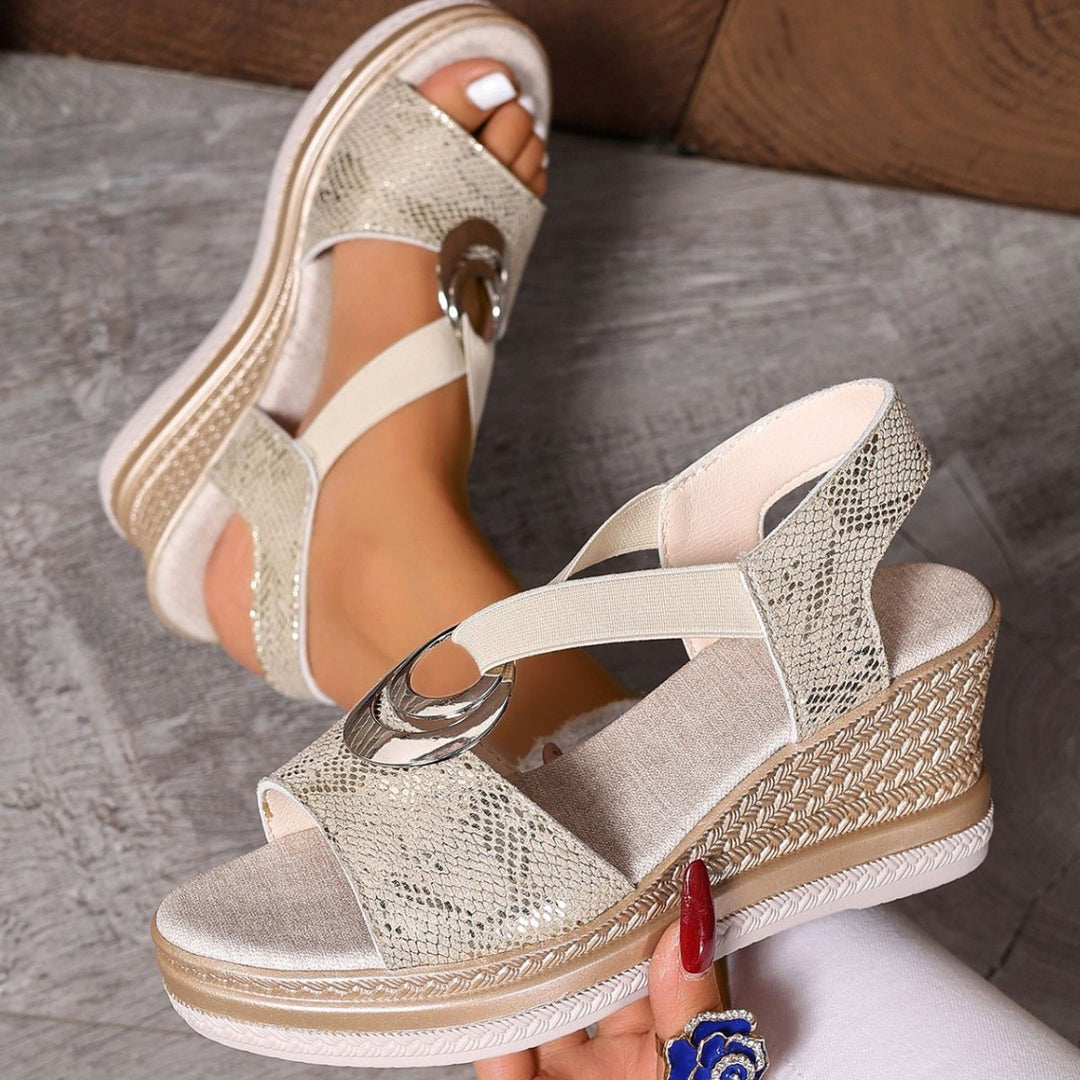 Dame Wedge-sandaler med elegant pynt og justerbar rem Stilla
