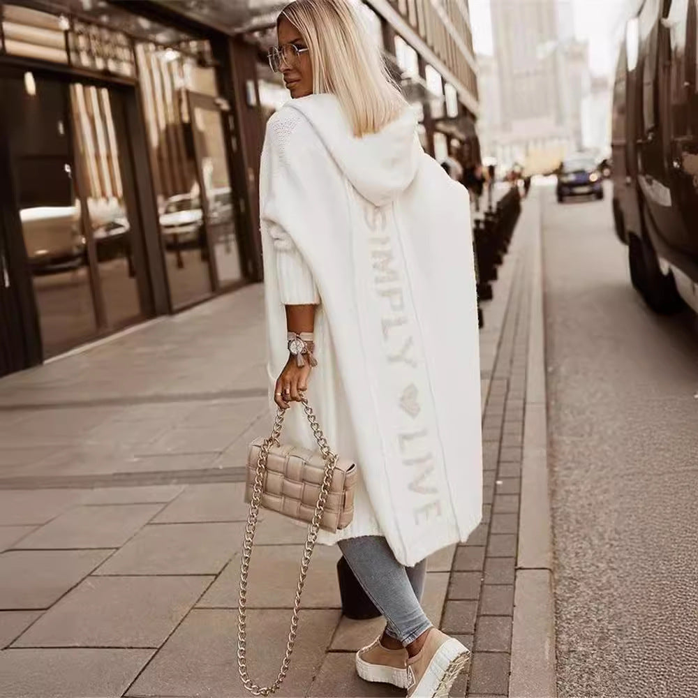 Dame Oversized Strikfrakke med Hoodie og iøjnefaldende skrift Stilla