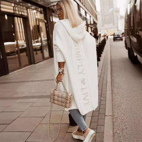Dame Oversized Strikfrakke med Hoodie og iøjnefaldende skrift Stilla