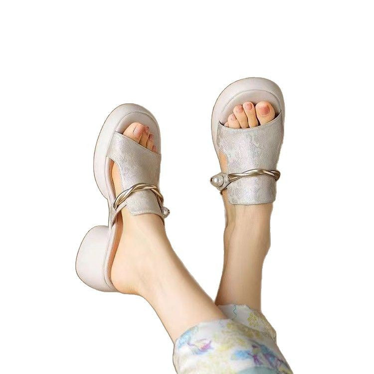 Dame skridsikre plateau-sandaler med elegant perleaccent og moderigtigt remdesign Stilla