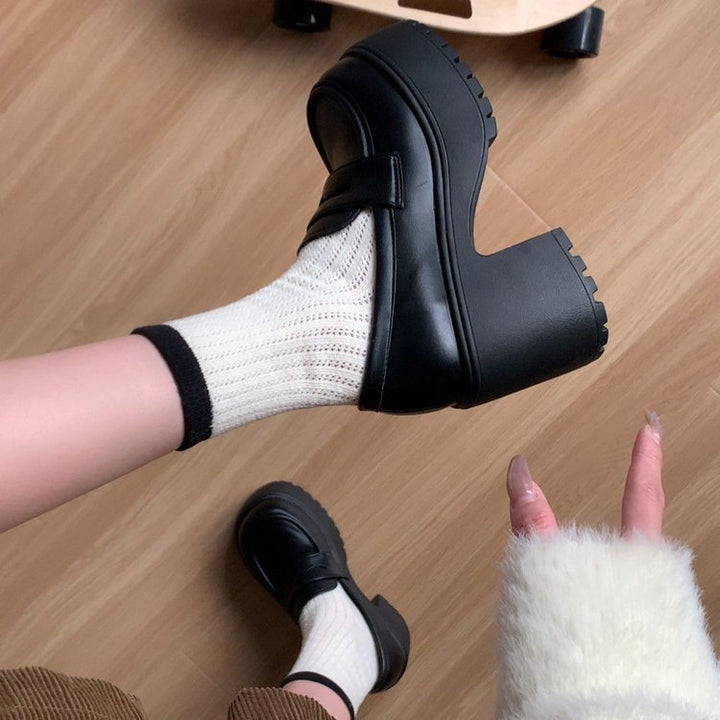 Dame platform sandaler med moderne remdesign og stabil profilsål Stilla