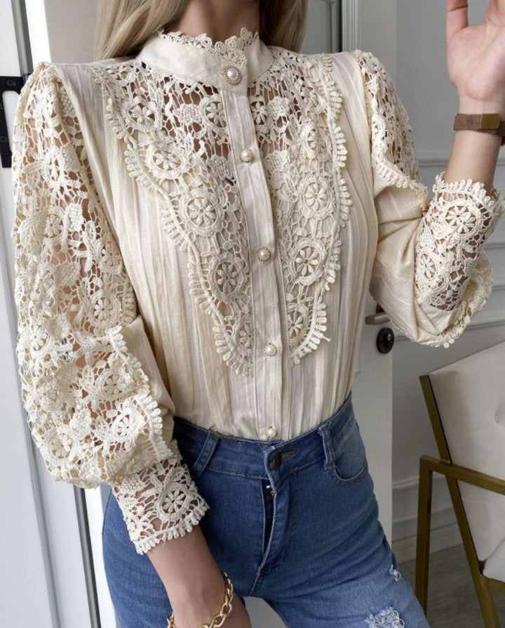 Dame blonde bluse med dekorative flæsedetaljer og elegante knapper Stilla