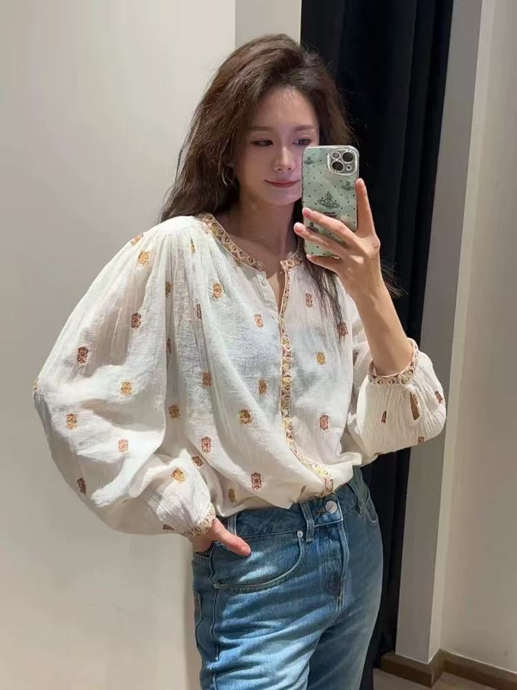 Damebluse med kunstnerisk broderedesign og stilfulde detaljer Stilla
