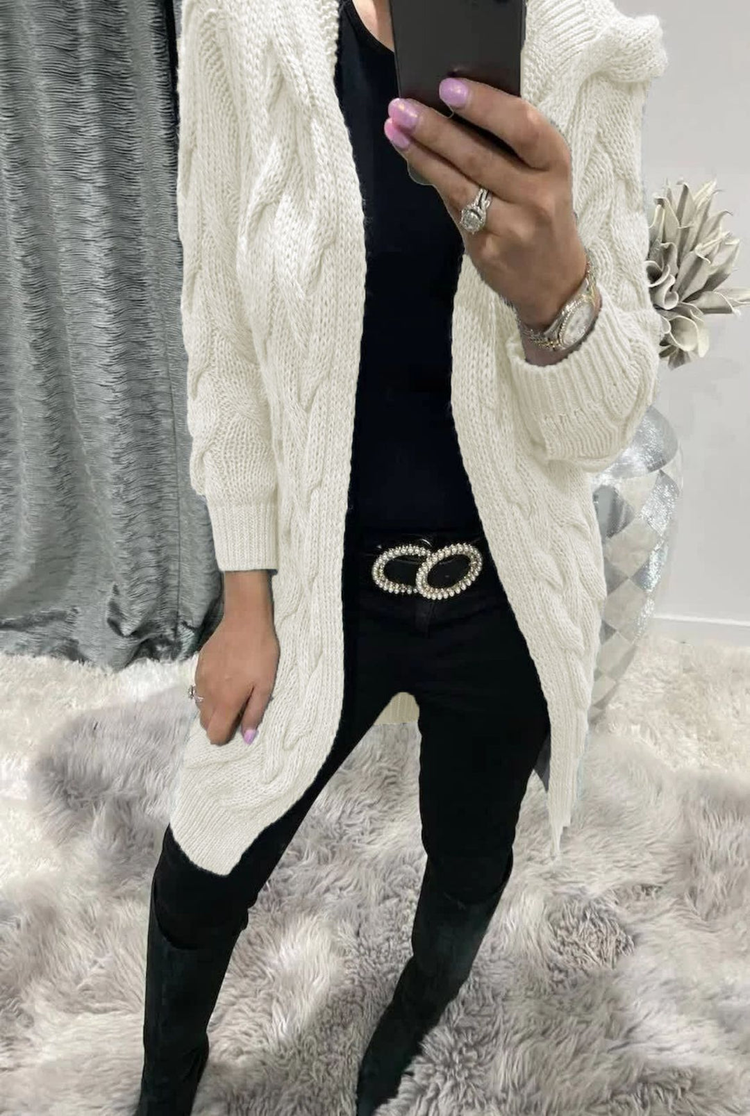 Kvindernes chunky strikket cardigan med nostalgisk cablestruktur og praktiske lommer Stilla