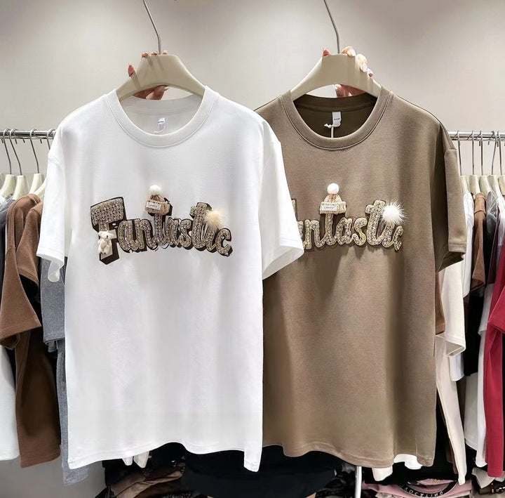 Dame T-shirt med stilfuld skrift og iøjnefaldende applikationer Stilla