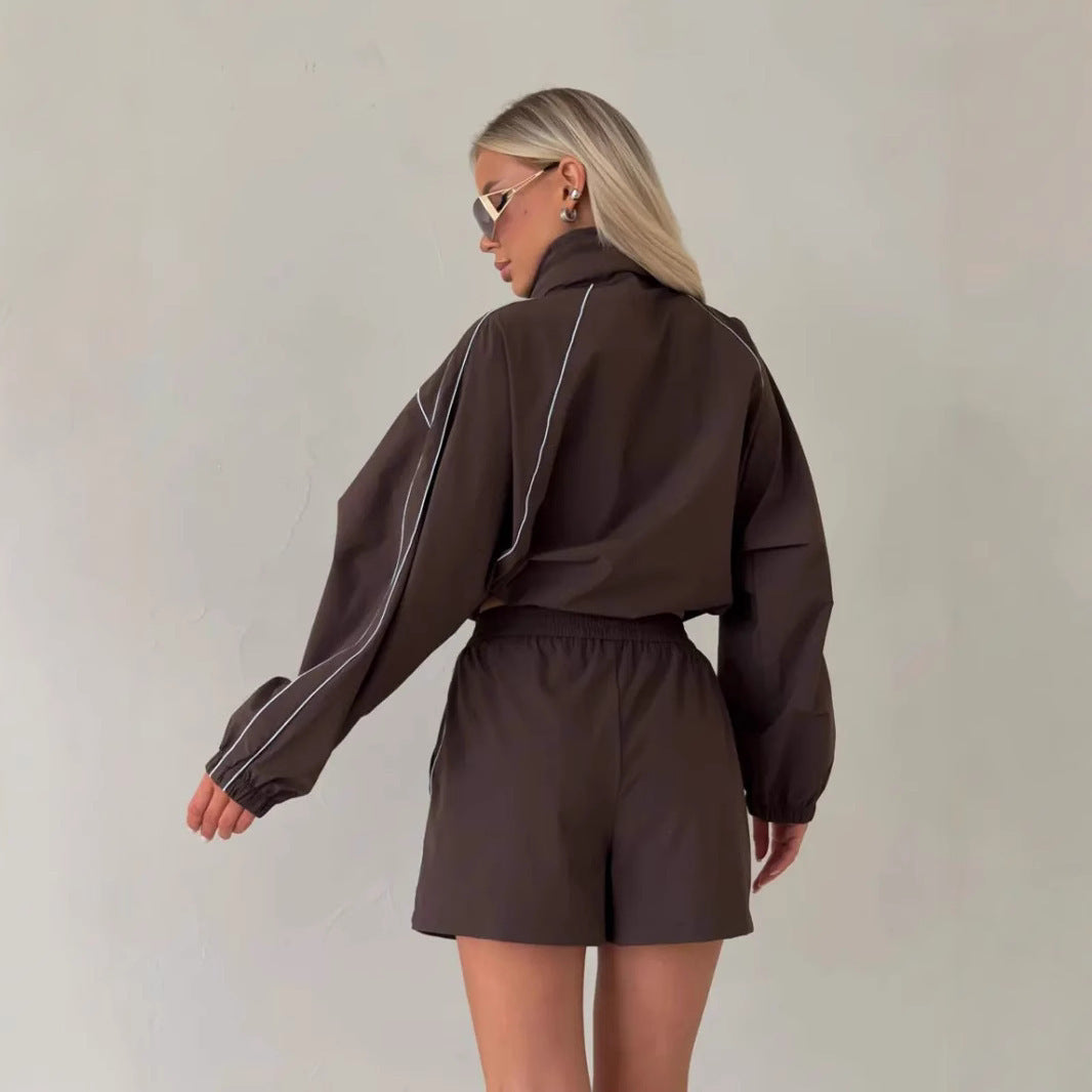 Kvindernes sporty sæt bestående af en jakke med høj krave og shorts i urban stil