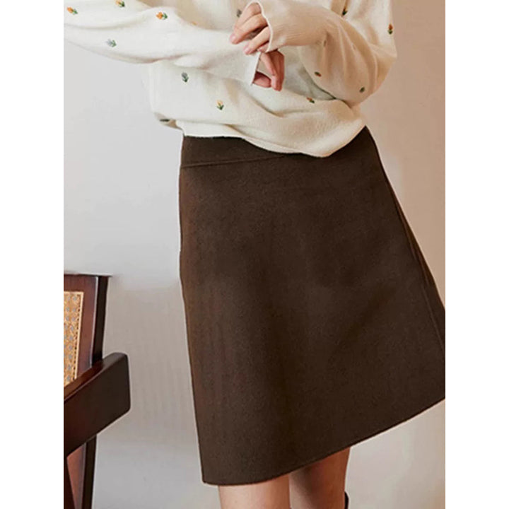 Dame elegant midirock med moderne snit og svajende kant Stilla