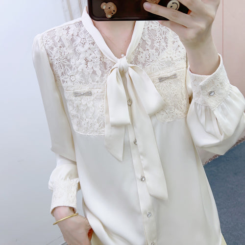 Damebluse med fin spids og elegant sløjfe Stilla