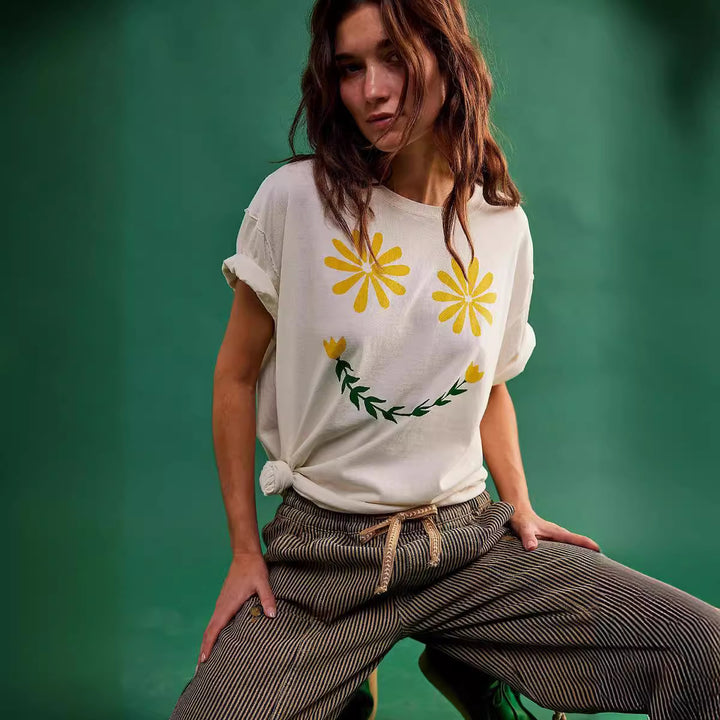 Dame afslappet T-shirt med floral smiley-print og oversized snit Skovae