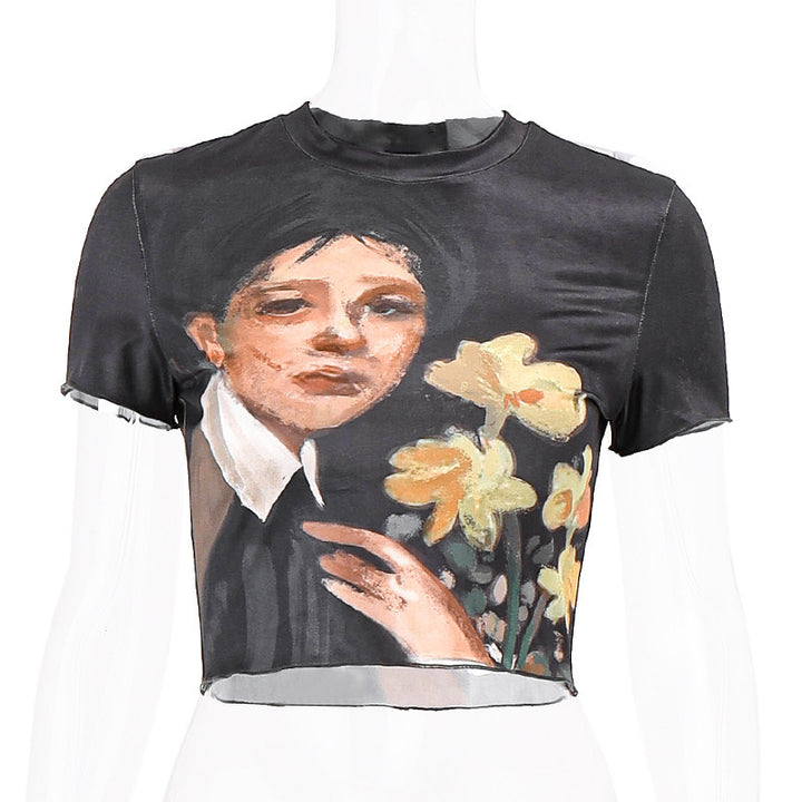 Dame cropped T-shirt med kunstnerisk tryk og tætsiddende pasform Skovae