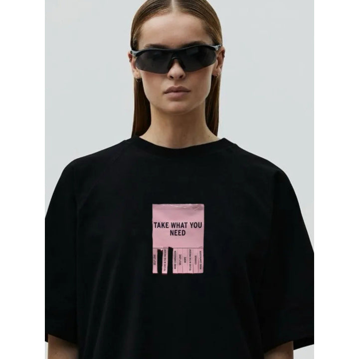 Dame T-shirt med kreativt statementsprint Stilla