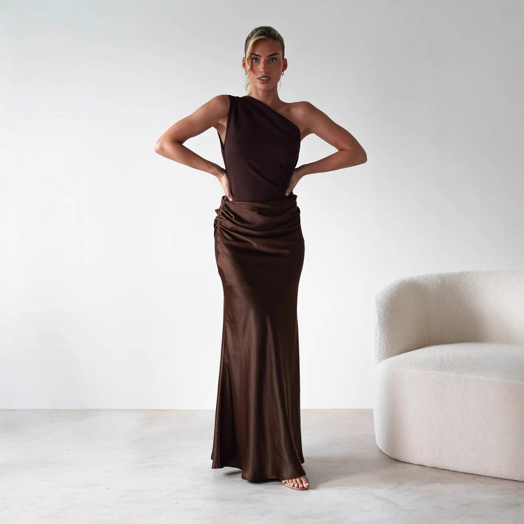 Dame aften kjole med asymmetrisk snit og elegant drapering design