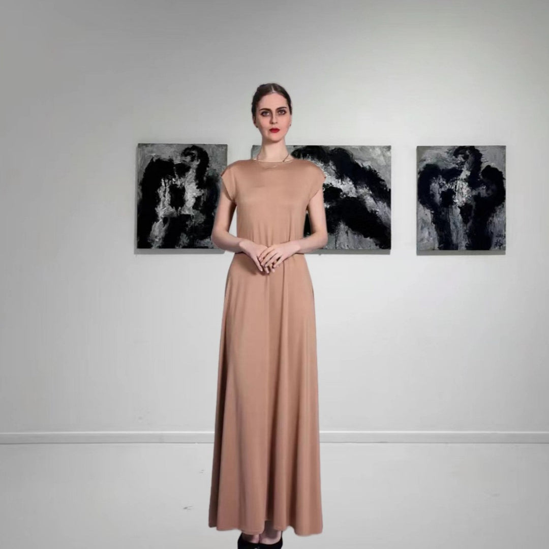Dame maxikjole med minimalistisk design og elegant snit Stilla