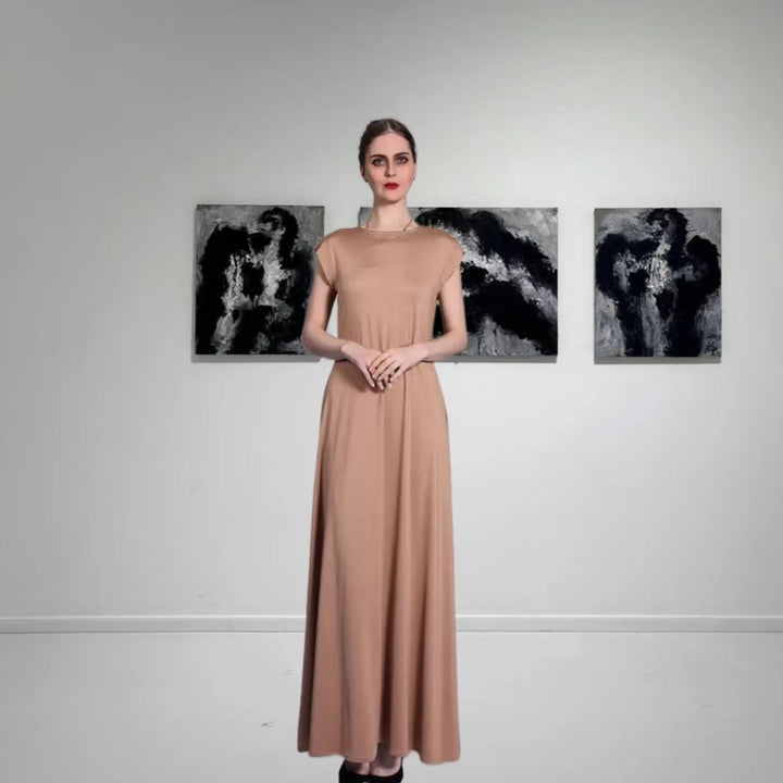 Dame maxikjole med minimalistisk design og elegant snit Stilla