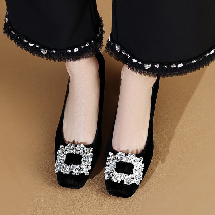 Dame elegante pumps med moderigtige smykkedetaljer og behagelig blokhæl Stilla