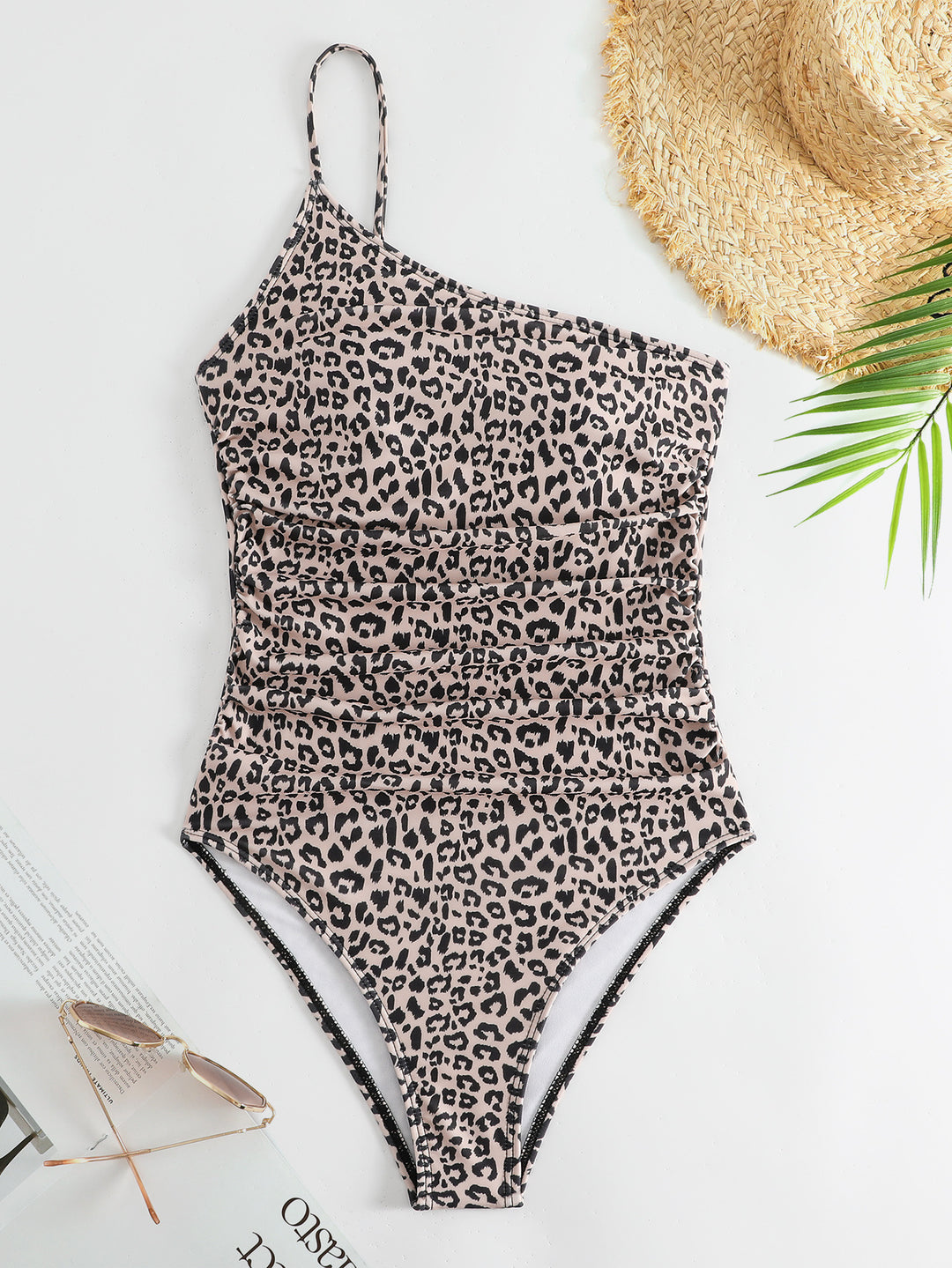 Dame én-delt badesuit med trendy leopardmønster og figurformende snit Stilla