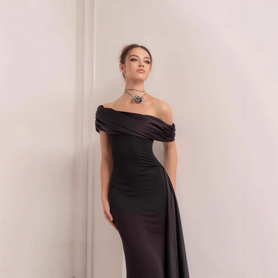 Dame aften kjole med elegant off-shoulder design og figurformende snit Skovae