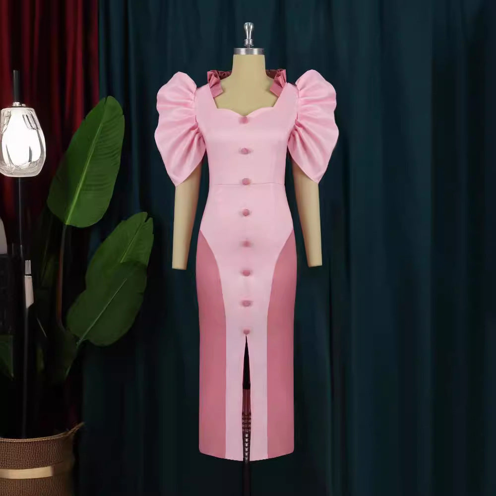 Dame cocktailkjole med voluminøse puffærmer og elegant split Skovae