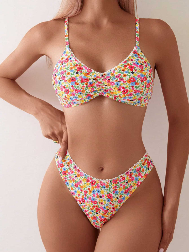 Dame Triangle-bikini med blomsterprint og fine detaljer Skovae