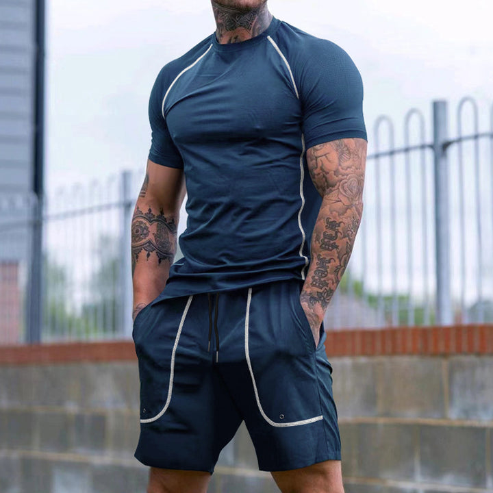 Herren nan et tætsiddende fritids sæt lavet af elastisk jersey med kortærmet skjorte og snøre shorts Skovae