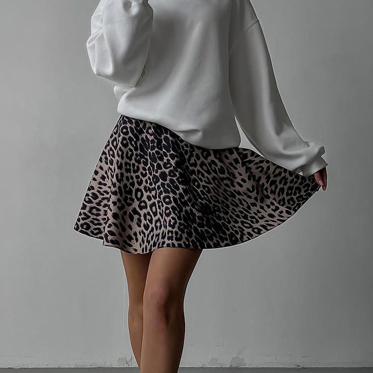 Dame nederdel i leopard-design med flydende snit og elastisk talje Stilla