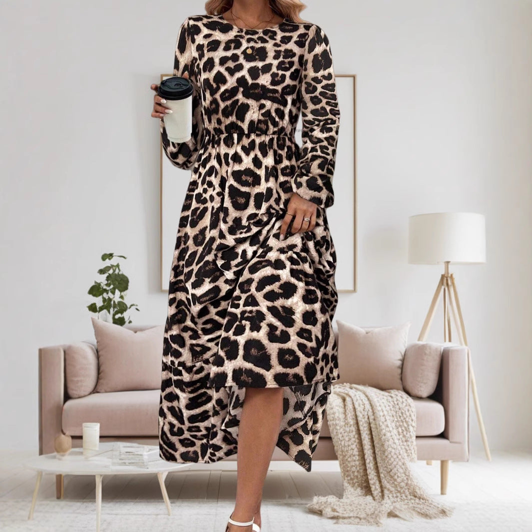 Dame maxikjole med elegant leopardmønster og svajende kant Stilla