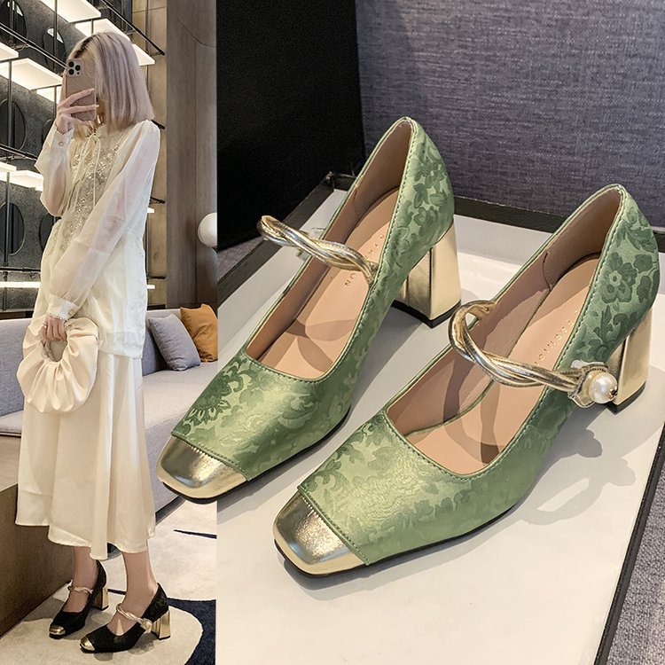 Dame elegante samt behagelige pumps med gyldne accenter og remme Stilla