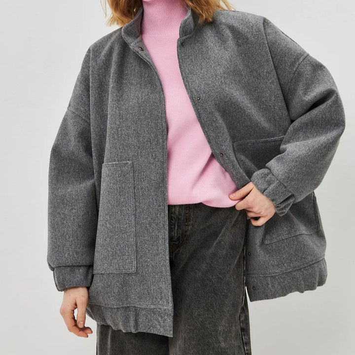 Dame Oversized Jakke med voluminøse ærmer og en moderne snap-front Stilla