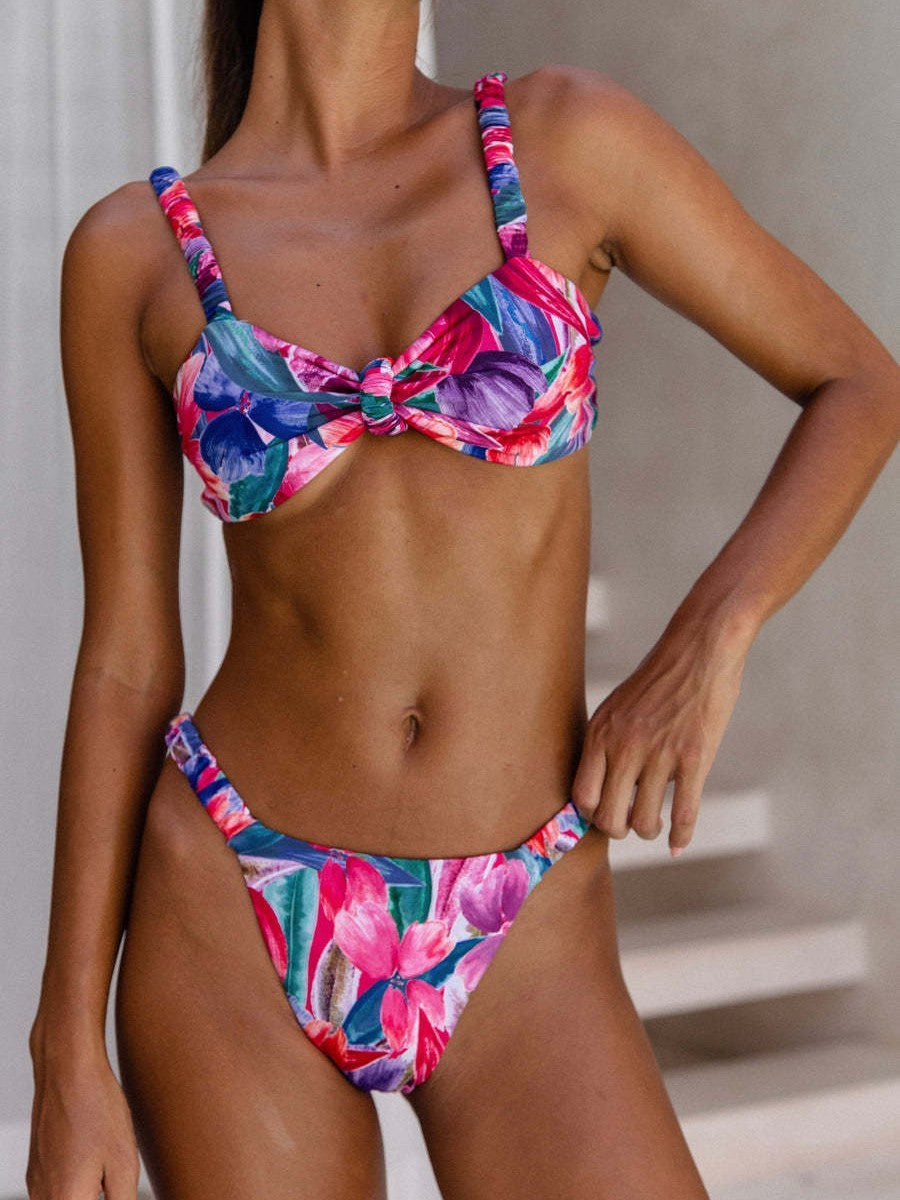 Dame bikini-sæt med moderigtigt knude-top og høj benudskæring Stilla