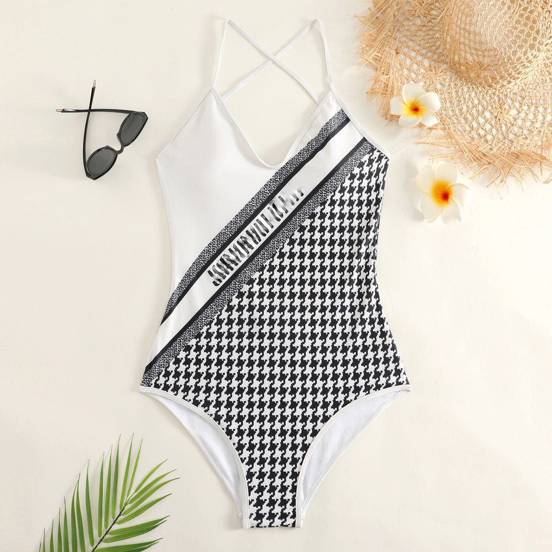 Dame One Piece Badedragt med criss-cross stropper og moderne grafikdesign Stilla