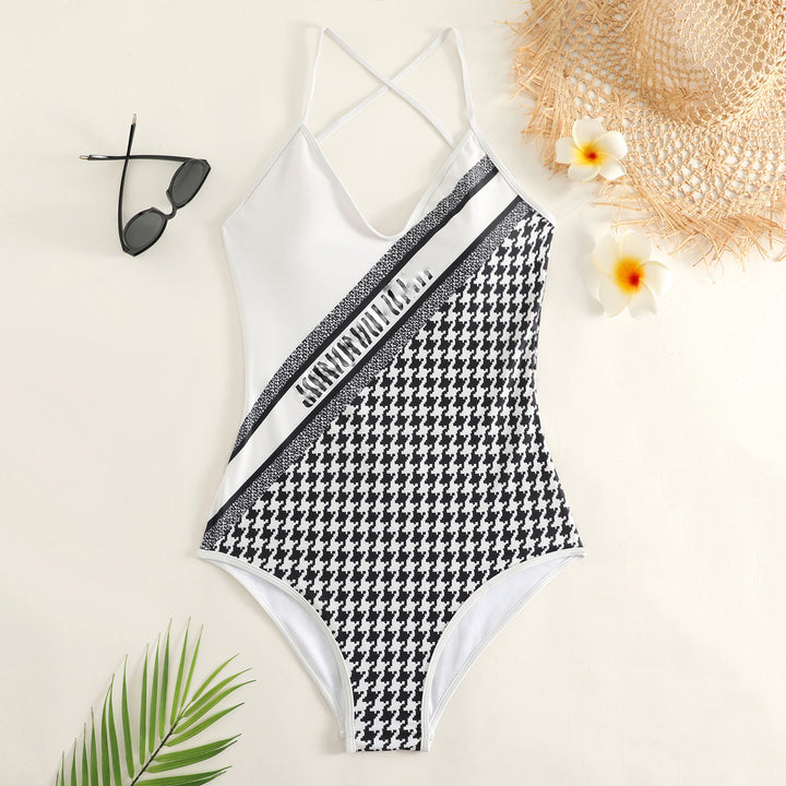 Dame One Piece Badedragt med criss-cross stropper og moderne grafikdesign Stilla