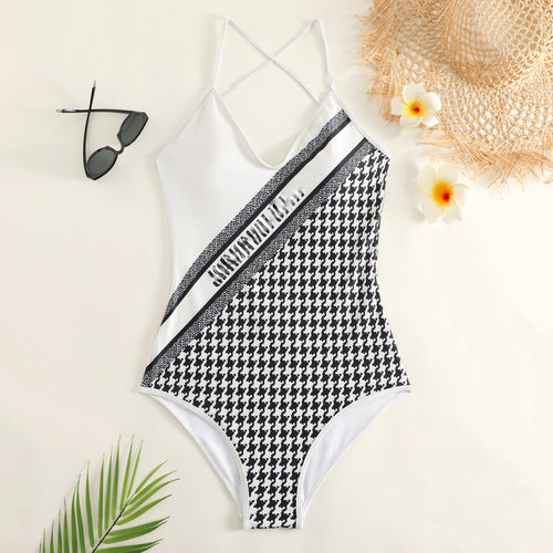 Dame One Piece Badedragt med criss-cross stropper og moderne grafikdesign Stilla