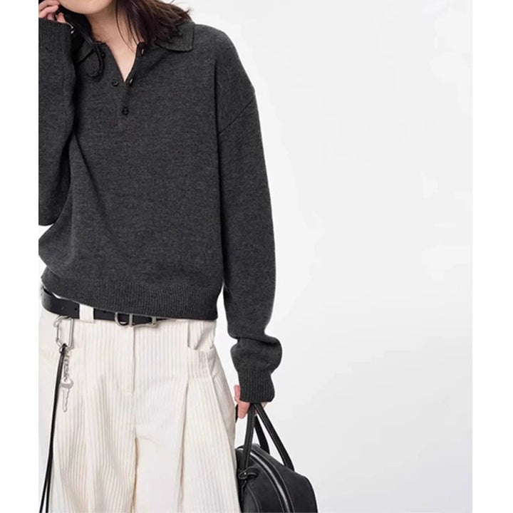 Dame elegant pullover med klassisk polo krave og fine knapdetaljer Stilla