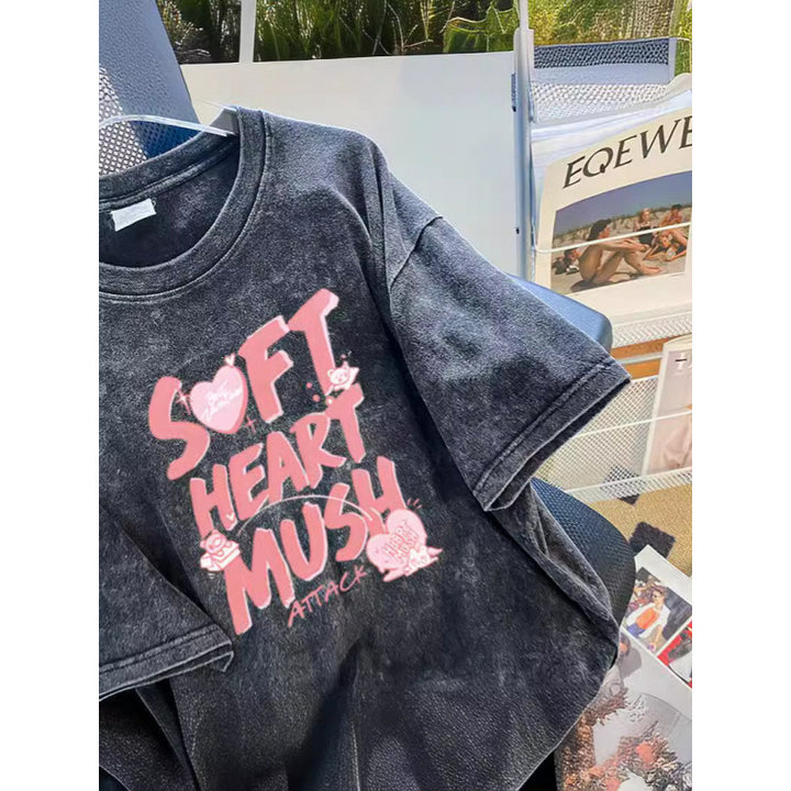 Dame afslappet T-shirt med kreativt hjerte-motiv og moderne skrift Stilla