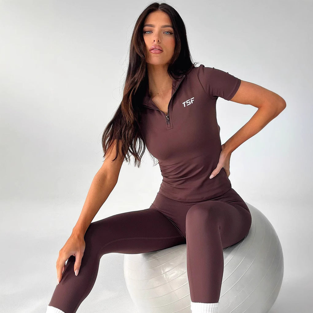 Dame Sporty kort overall med funktionel lynlås og figursyet snit Skovae