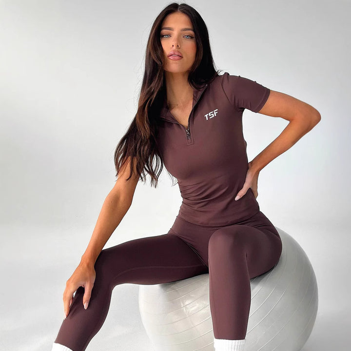 Dame Sporty kort overall med funktionel lynlås og figursyet snit Skovae