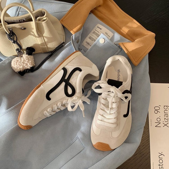 Dame sneakers med moderigtige accenter og stabil sål Stilla