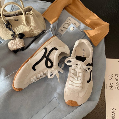 Dame sneakers med moderigtige accenter og stabil sål Stilla