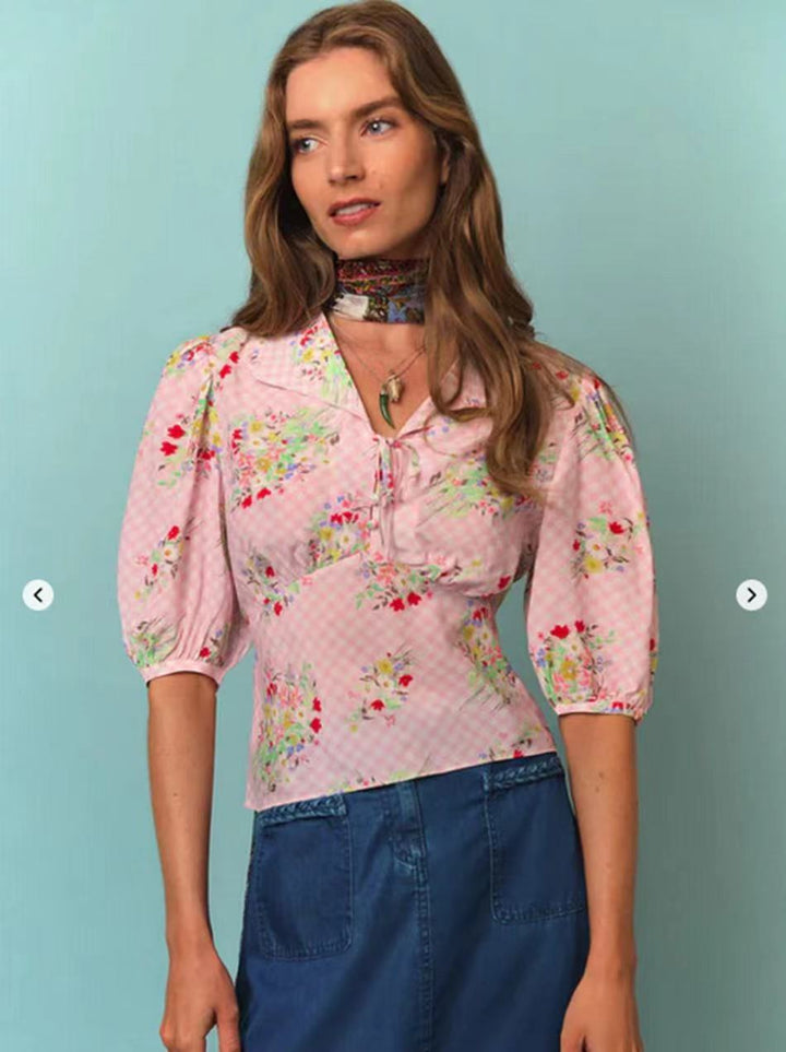 Damebluse med voluminøse ærmer og romantisk ternet mønster og blomsterudsmykning Stilla