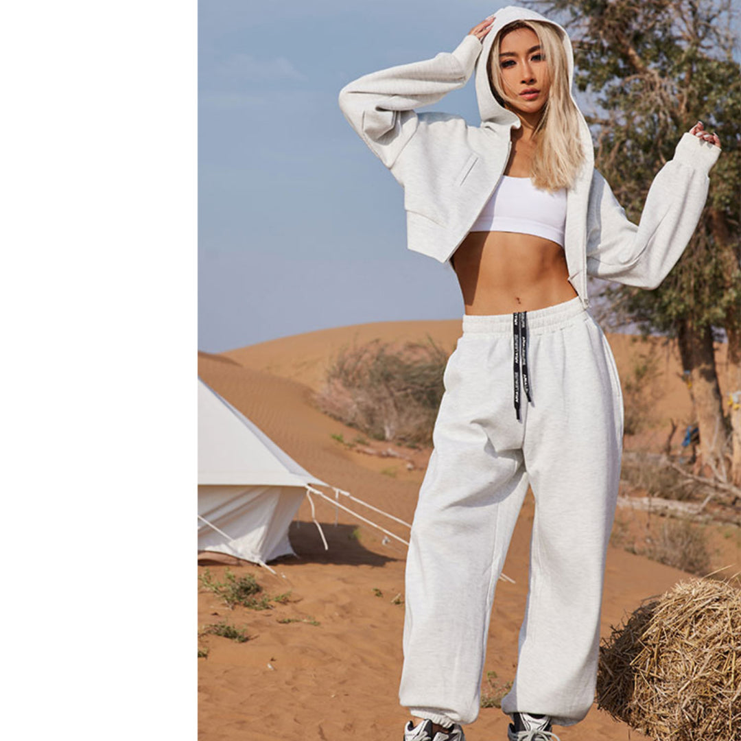 Kvindernes cropped hoodie og komfortable joggers i et moderne look Skovae