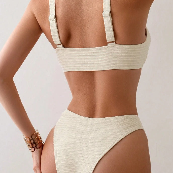 Dame bikini med trendy knudedesign og ribstruktur Stilla