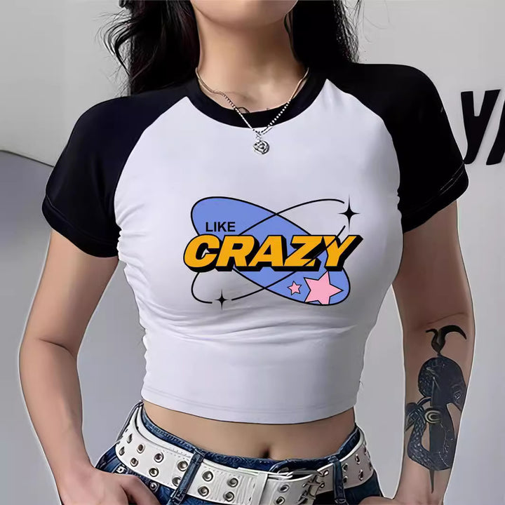 Dame Cropped T-Shirt med iøjnefaldende trykdesign Skovae