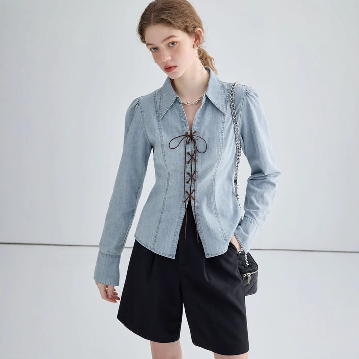 Dame jeansbluse med snøring og asymmetrisk snit Stilla