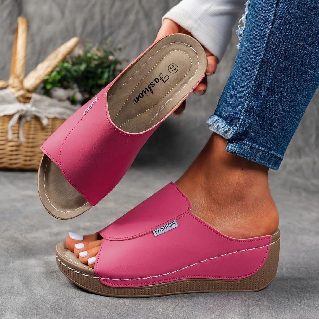 Dame Wedge-sandaler med elegant snit og ergonomisk fodsenge-design Stilla