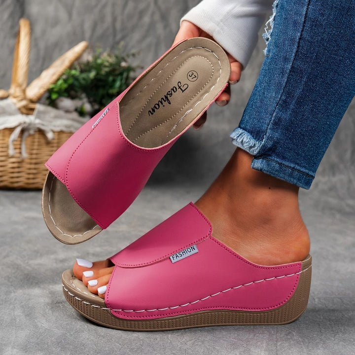Dame Wedge-sandaler med elegant snit og ergonomisk fodsenge-design Stilla