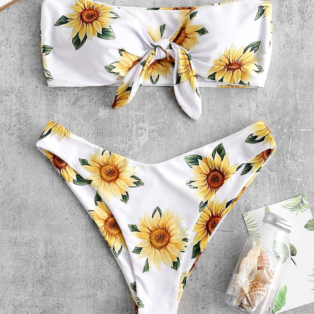 Dame bandeau-bikini med blomstermotiv og praktiske knuder Skovae