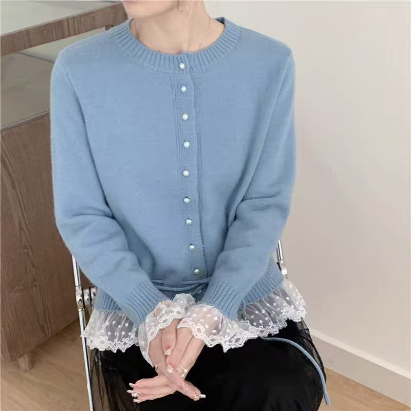 Dame cardigan med flæse detaljer og dekorative perleknapper Stilla