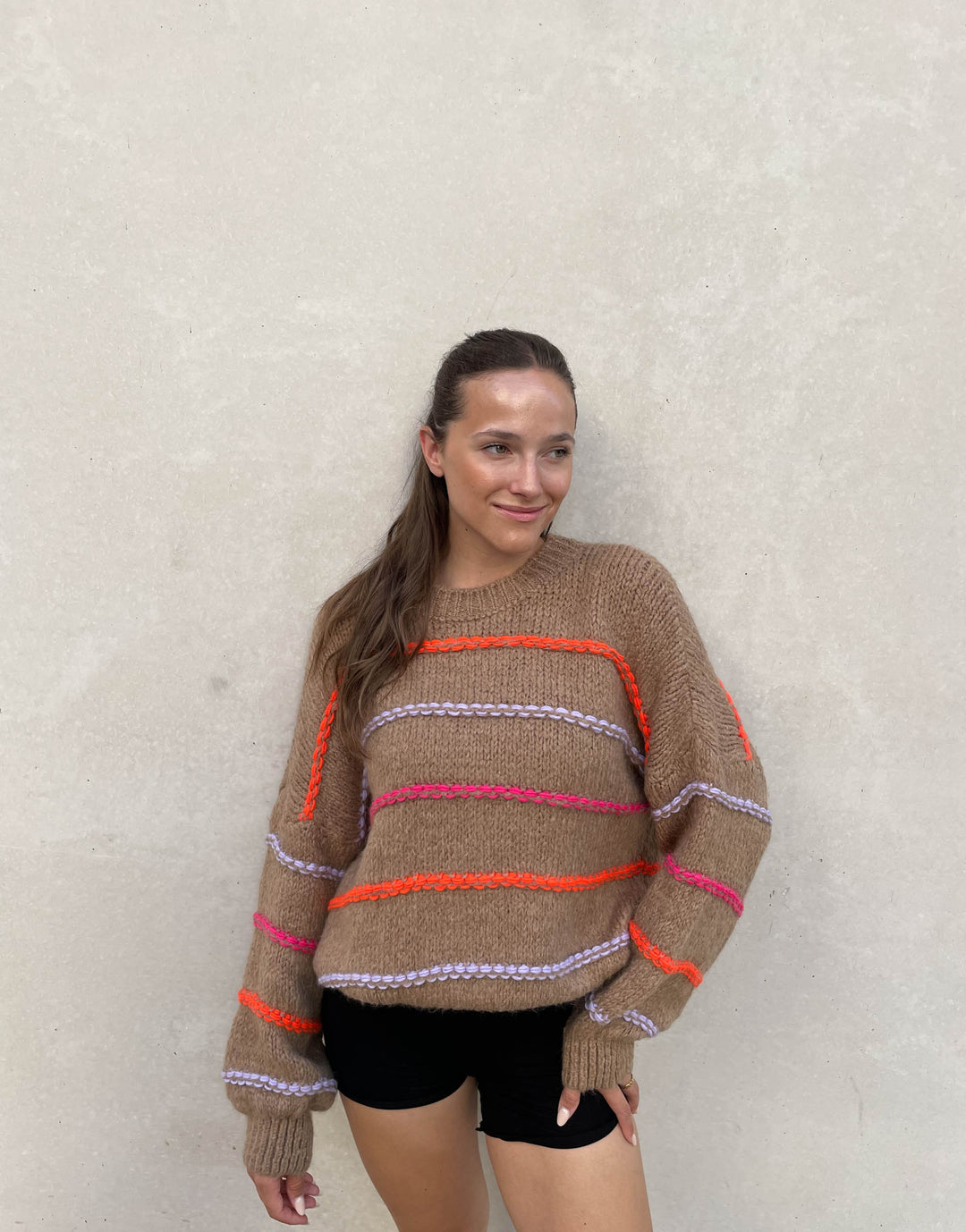 Stilla | Overdimensioneret sweater med neonefarvede dekorative sømme
